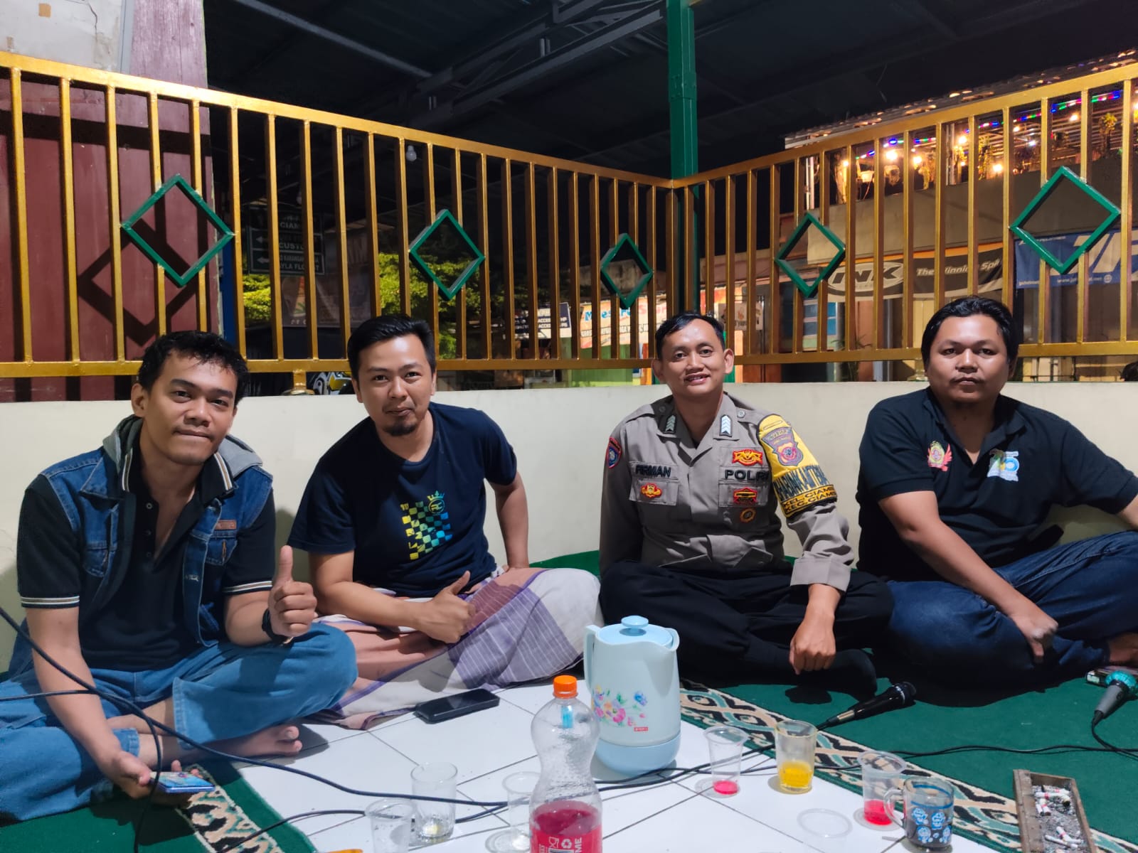 Cipkon Kamtibmas, Polsek Panumbangan Polres Ciamis Datangi Warga Saat Beraktifitas di Malam Hari