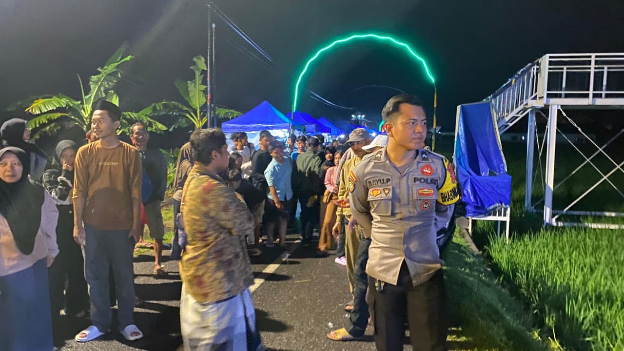 Cipkon Kamtibmas, Polsek Banjarsari Polres Ciamis Datangi Warga Saat Beraktifitas di Malam Hari