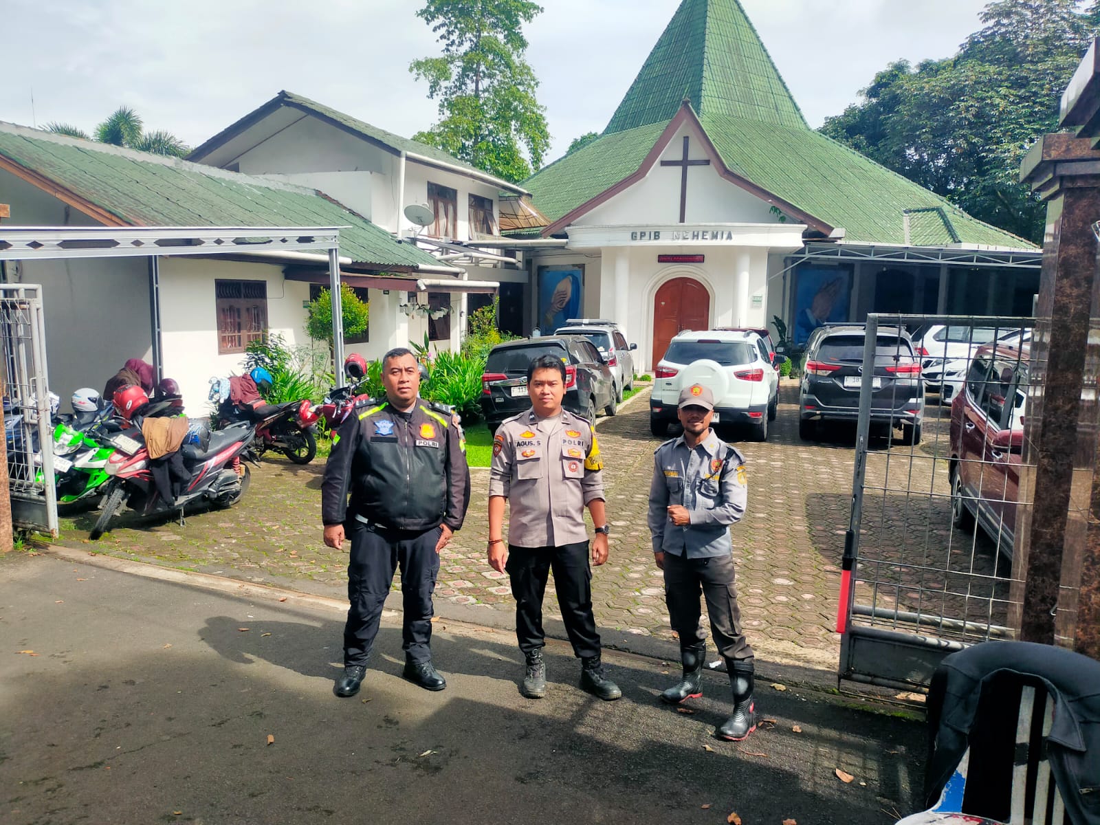 Polsek Megamendung Polres Bogor Giat Pengamanan Gereja Nehemia