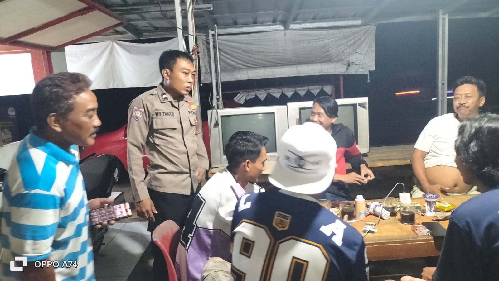 Cipkon Kamtibmas, Polsek Lakbok Polres Ciamis Datangi Warga Saat Beraktifitas di Malam Hari