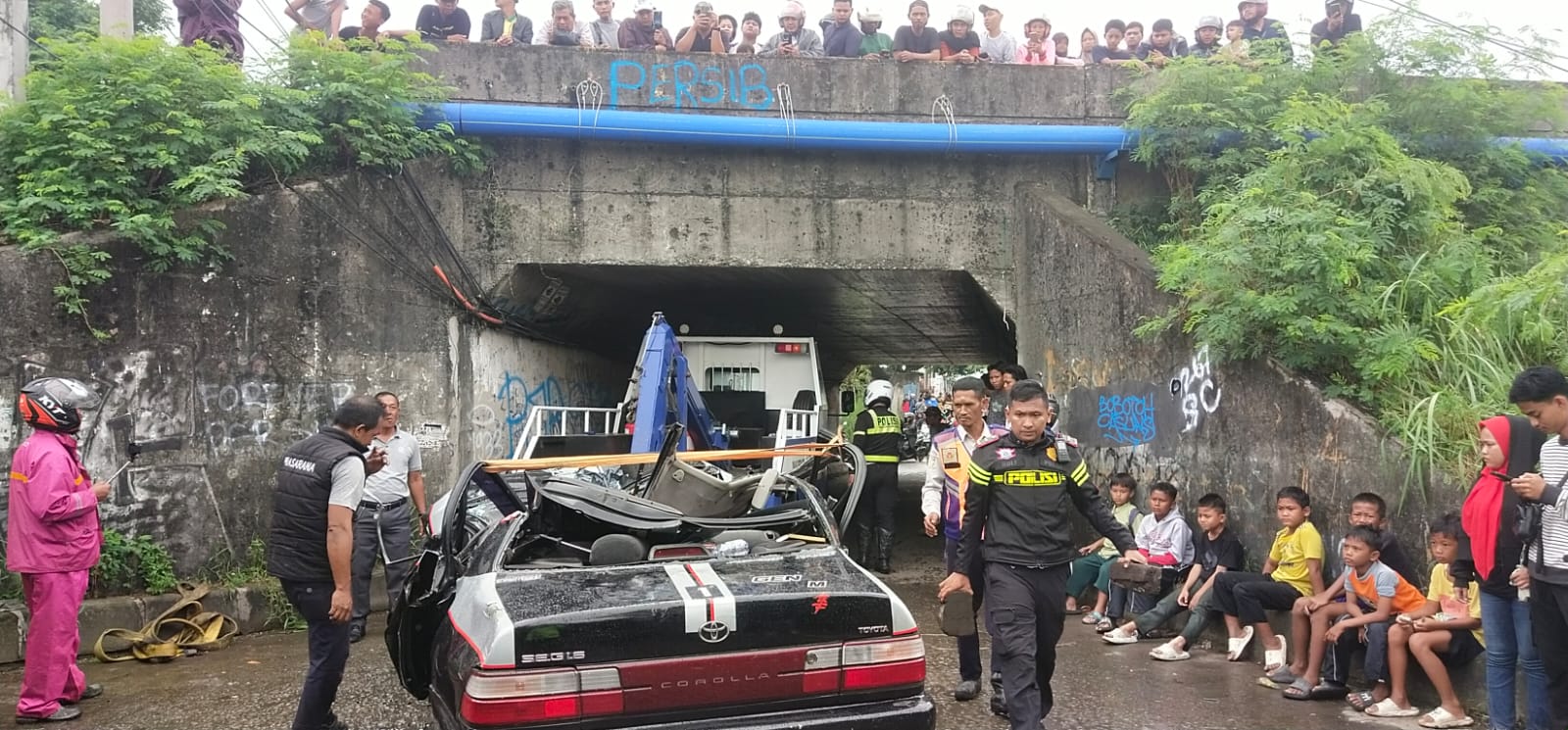 Truk Kontainer Terguling Timpa Minibus di Karawang, Polisi Sampaikan Duka Mendalam