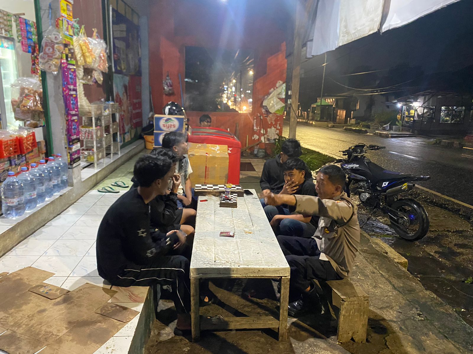 Cipkon Kamtibmas Jelang Ramadan, Polsek Kawali Polres Ciamis Datangi Warga Saat Malam