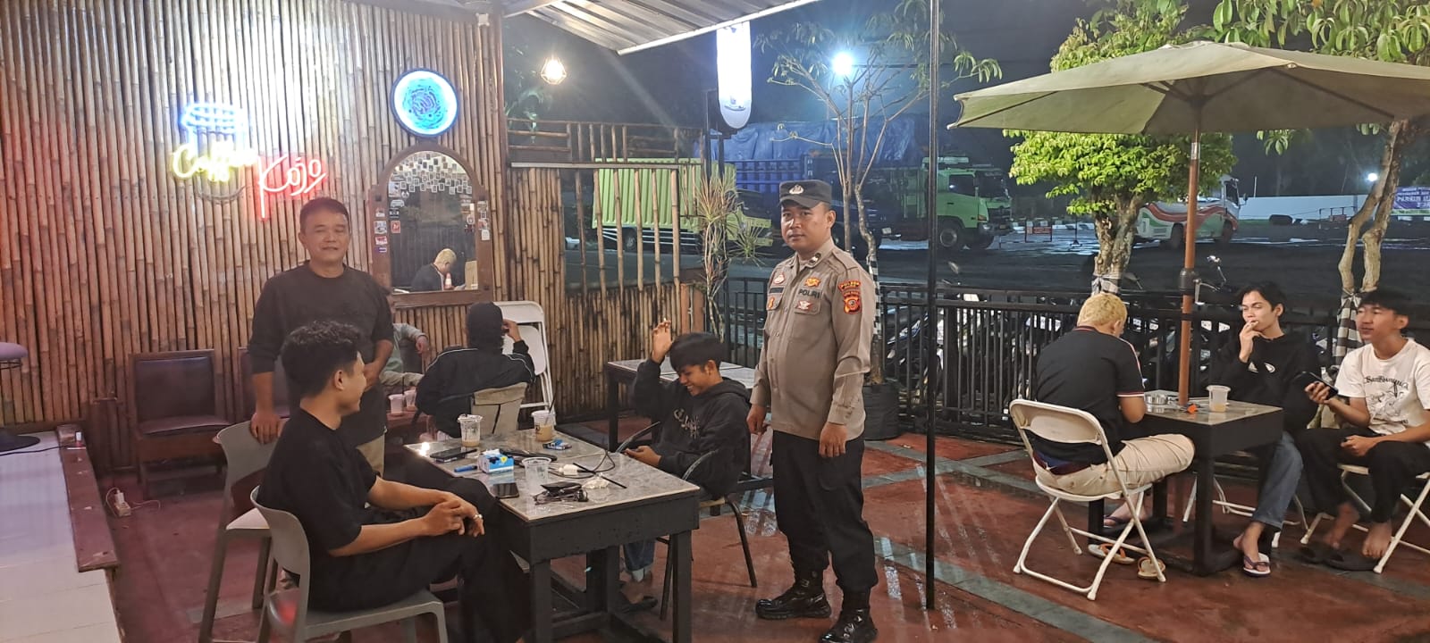 Cipkon Kamtibmas, Polsek Cisaga Polres Ciamis Datangi Warga Saat Beraktifitas di Malam Hari