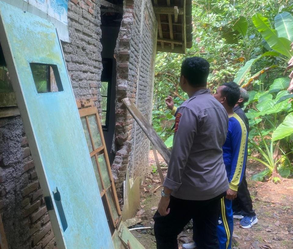 Polsek Pamarican Lakukan Pengecekan Pergerakan Tanah, Pastikan Kondisi Warga Tetap Aman dan Terkendali