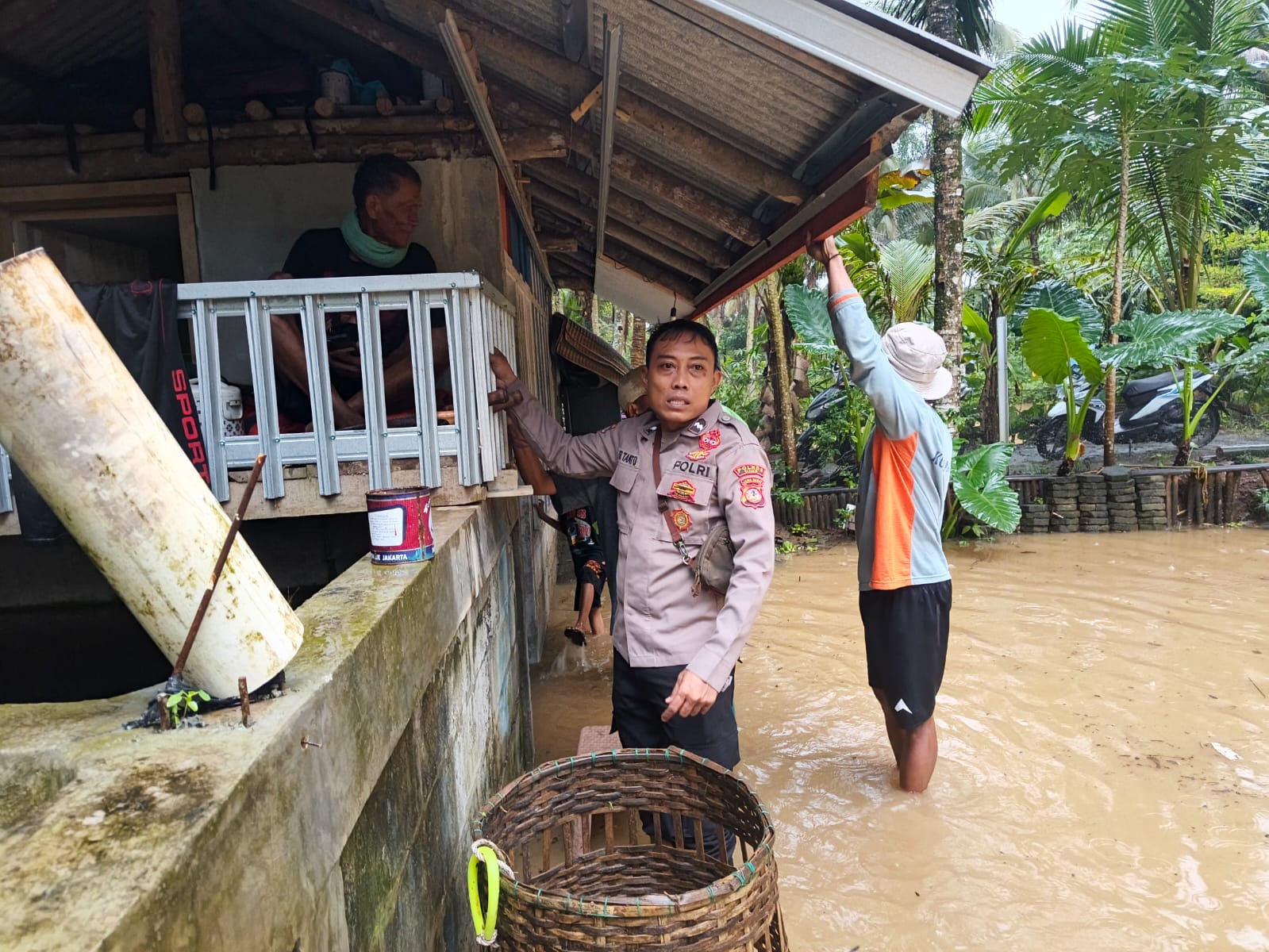 Hujan Deras Hingga Bikin Banjir, Polsek Lakbok Data Warga Terdampak