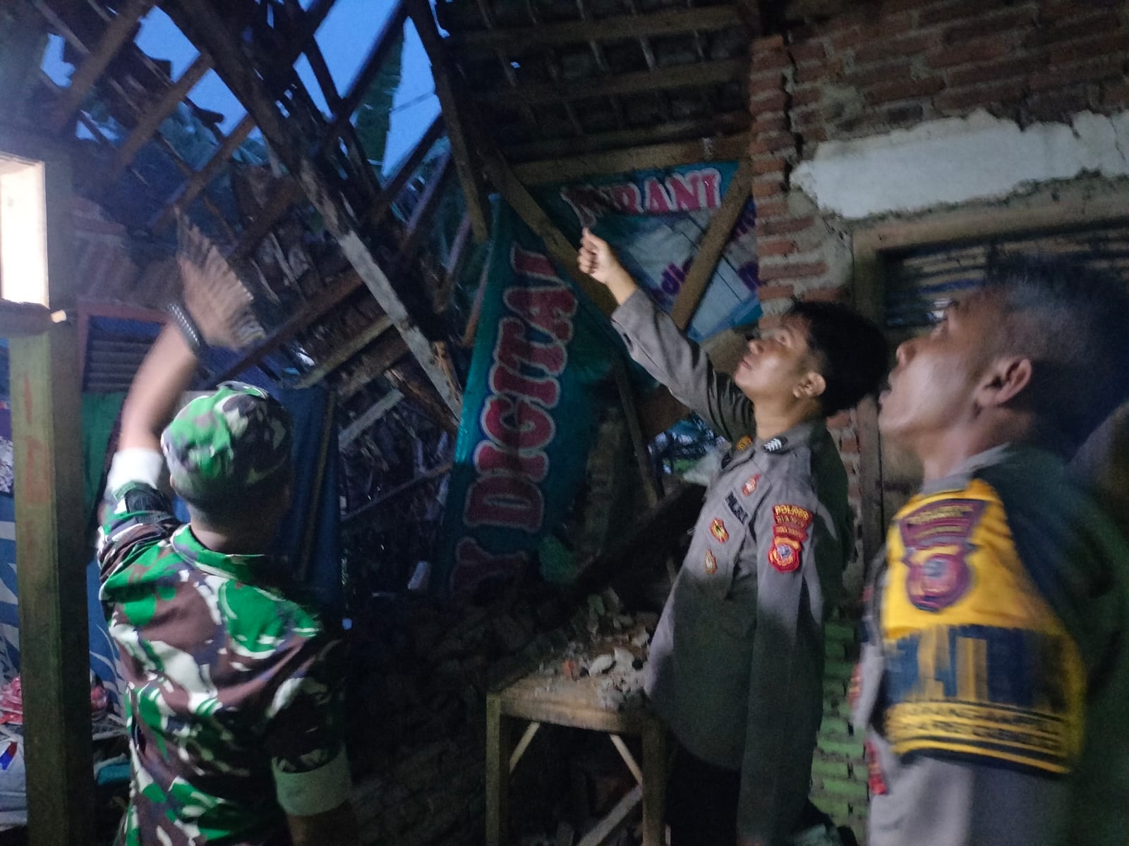 Humanis, Polsek Ciamis Polres Ciamis Datangi TKP Rumah Warga Ambruk Dihantam Hujan Deras