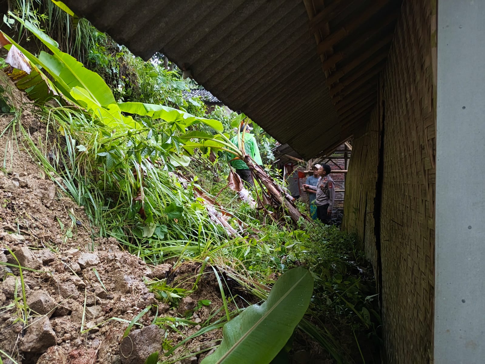 Longsor Hantam Rumah Warga, Polisi Datangi Lokasi Bantu Evakuasi