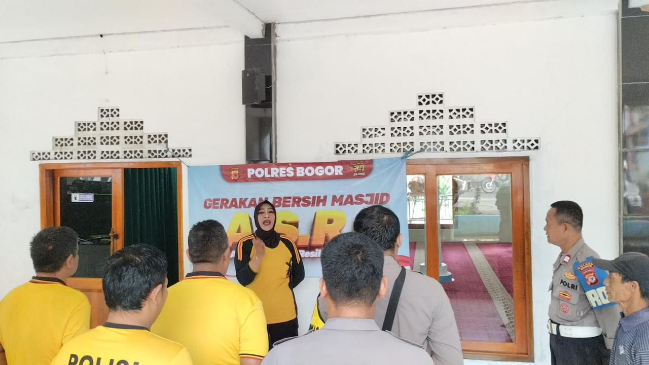 POLSEK MEGAMENDUNG LAKSANAKAN GERAKAN BERSIH – BERSIH MASJID DALAM RANGKA PROGRAM BAPAK KAPOLRI ASRI (AMAN -SEHAT-RESIK-INDAH)