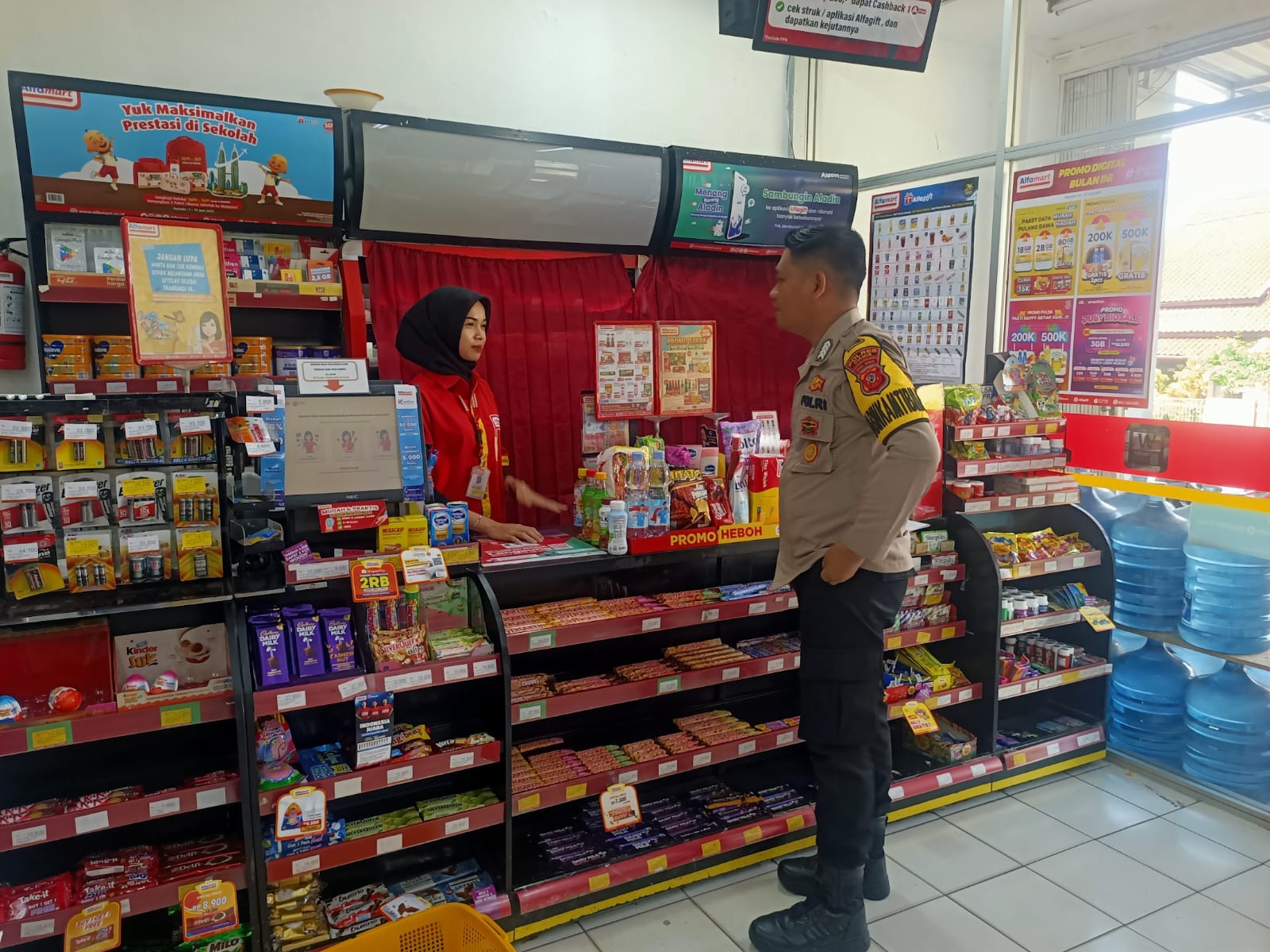 Bhabinkamtibmas Cikoneng Intensifkan Sambang Mini Market, Polres Ciamis Perkuat Upaya Preventif Kamtibmas