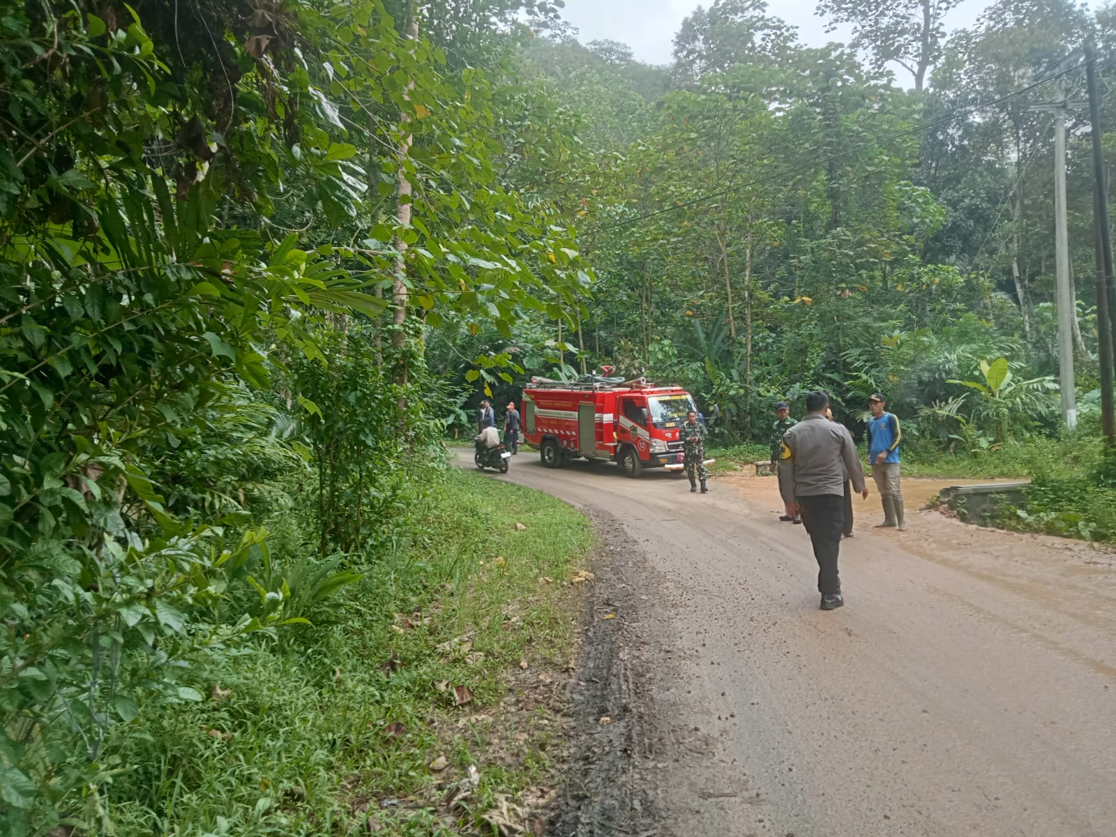 Polsek Cimaragas Turun Langsung Gotong Royong Bersihkan Material Longsor di Desa Raksabaya