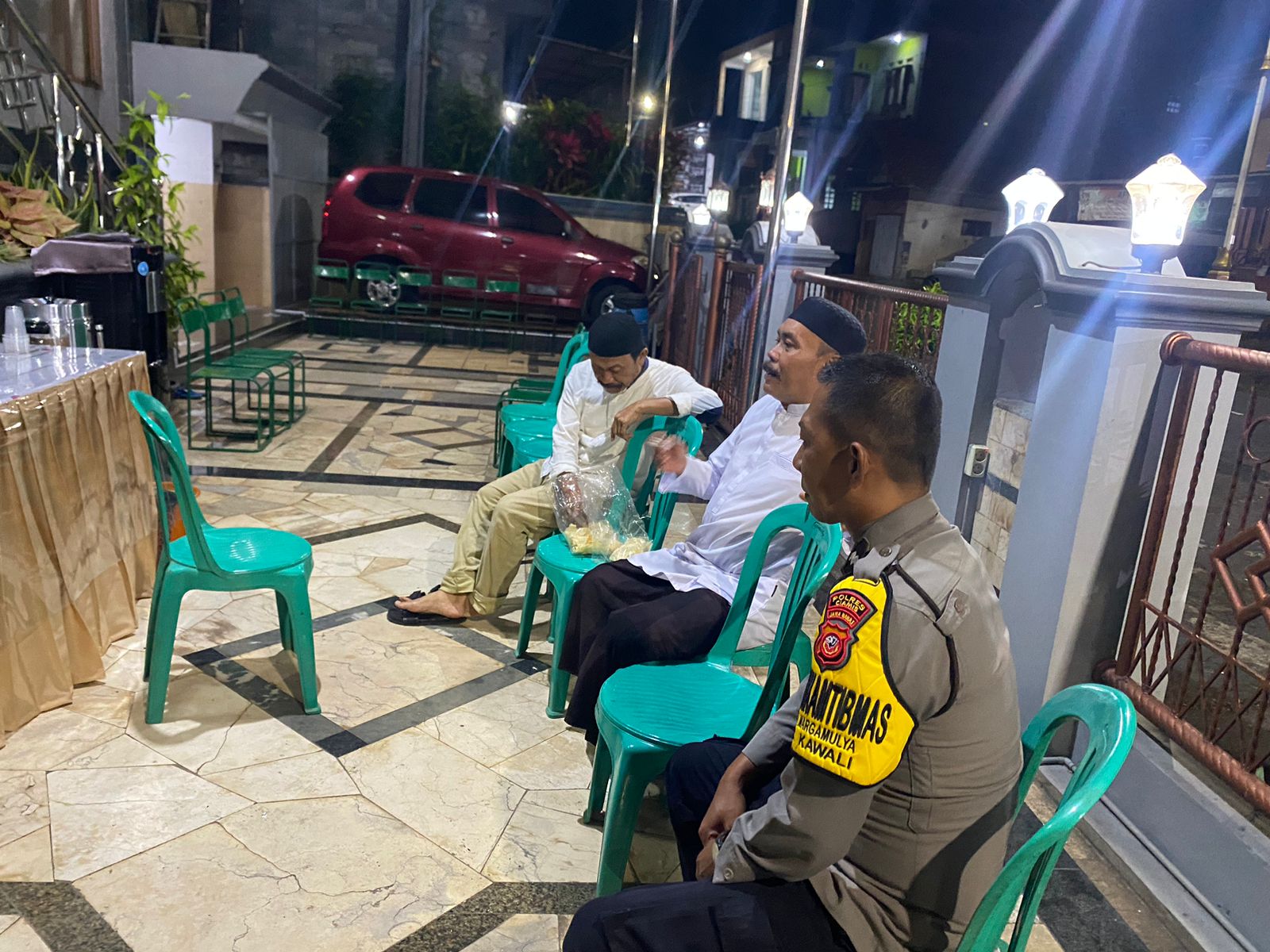 Berikan Rasa Aman, Personel Polsek Kawali Polres Ciamis Patroli Dialogis di Malam Hari