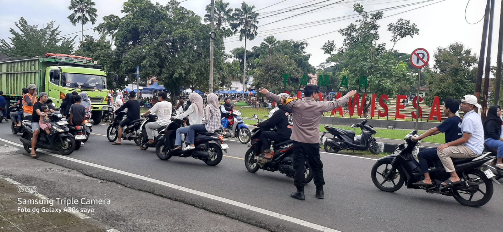 Berikan Rasa Nyaman, Polsek Kawali Polres Ciamis Patroli Jalan Kaki Saat Ngabuburit di Taman Surawisesa