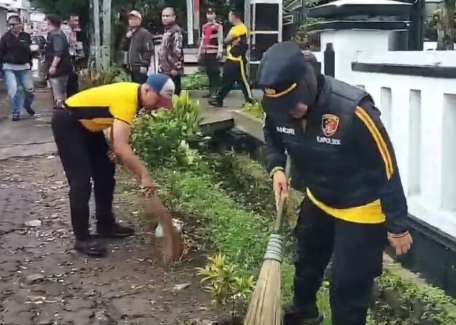 Kapolsek Cililin Pimpin Kegiatan Jum’at Bersih di Alun-alun Cililin