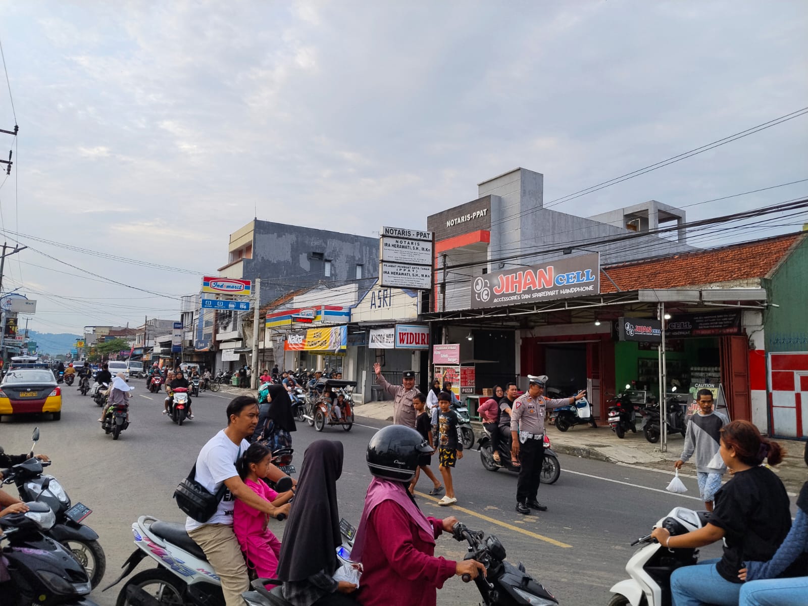 Polsek Banjarsari Polres Ciamis Patroli Dialogis Beri Keamanan Warga Saat Ngabuburit
