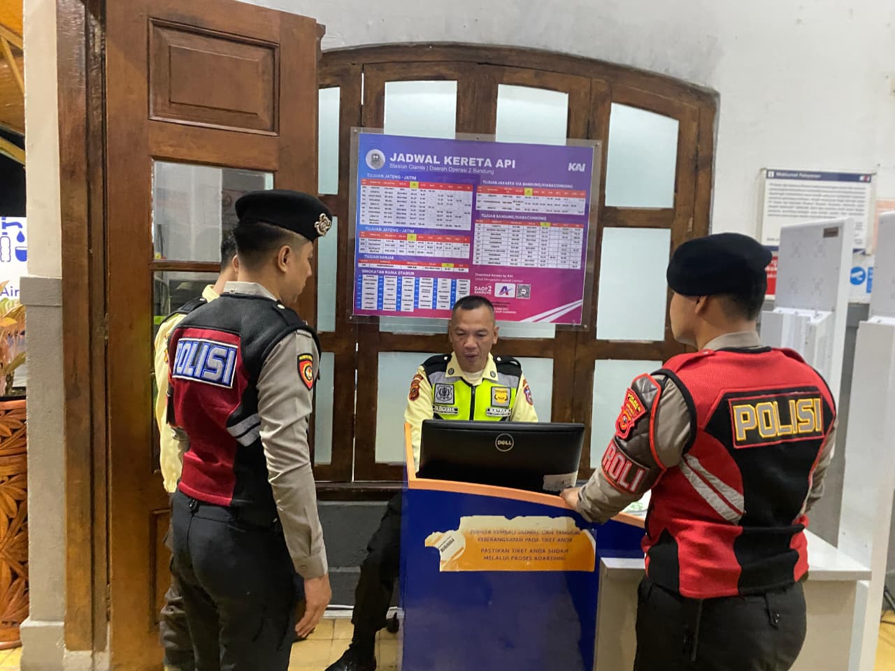 Cipkon Kamtibmas, Samapta Polres Ciamis Patroli Dialogis ke Stasiun KAI Ciamis di Malam Hari