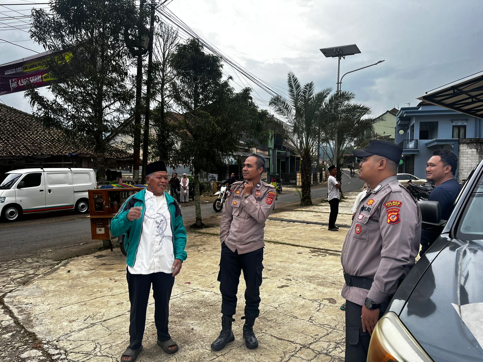 Polsek Panjalu Polres Ciamis Beri Pengamanan Bazar Ramadan di Alun Alun Panjalu Saat Ngabuburit