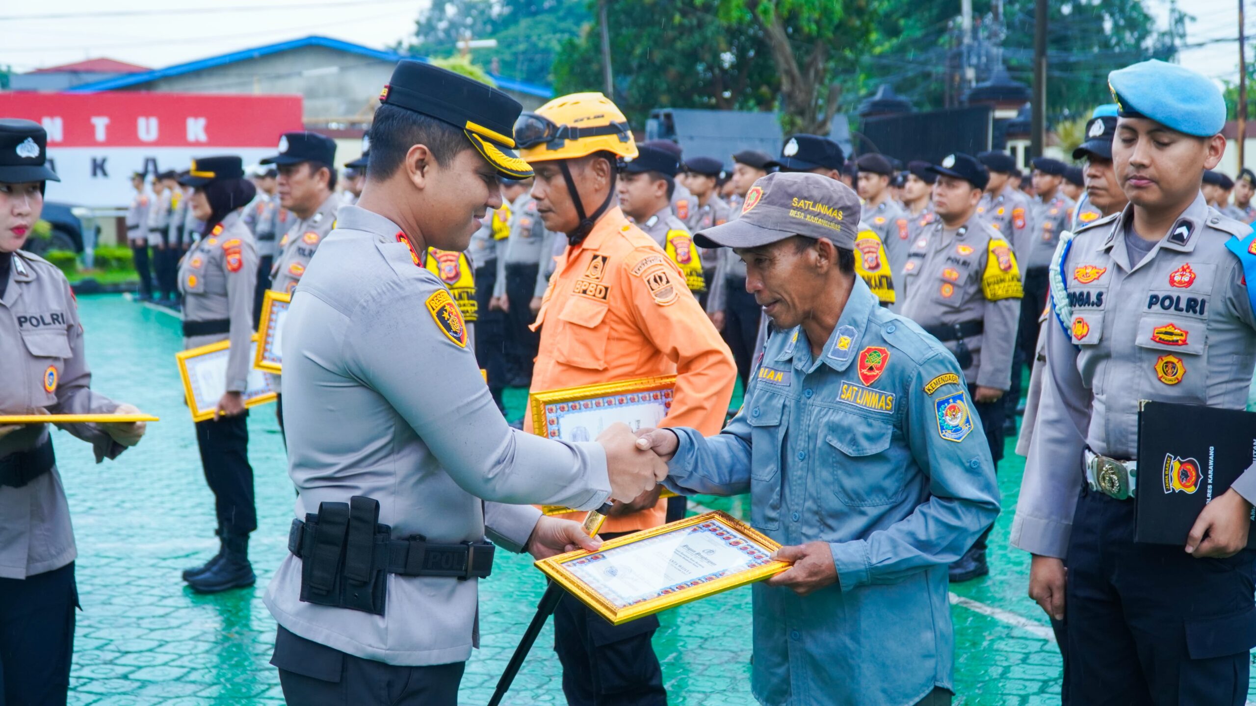 Apresiasi untuk Personel Berdedikasi, Kapolres Karawang Beri Penghargaan kepada 13 Anggota Berprestasi