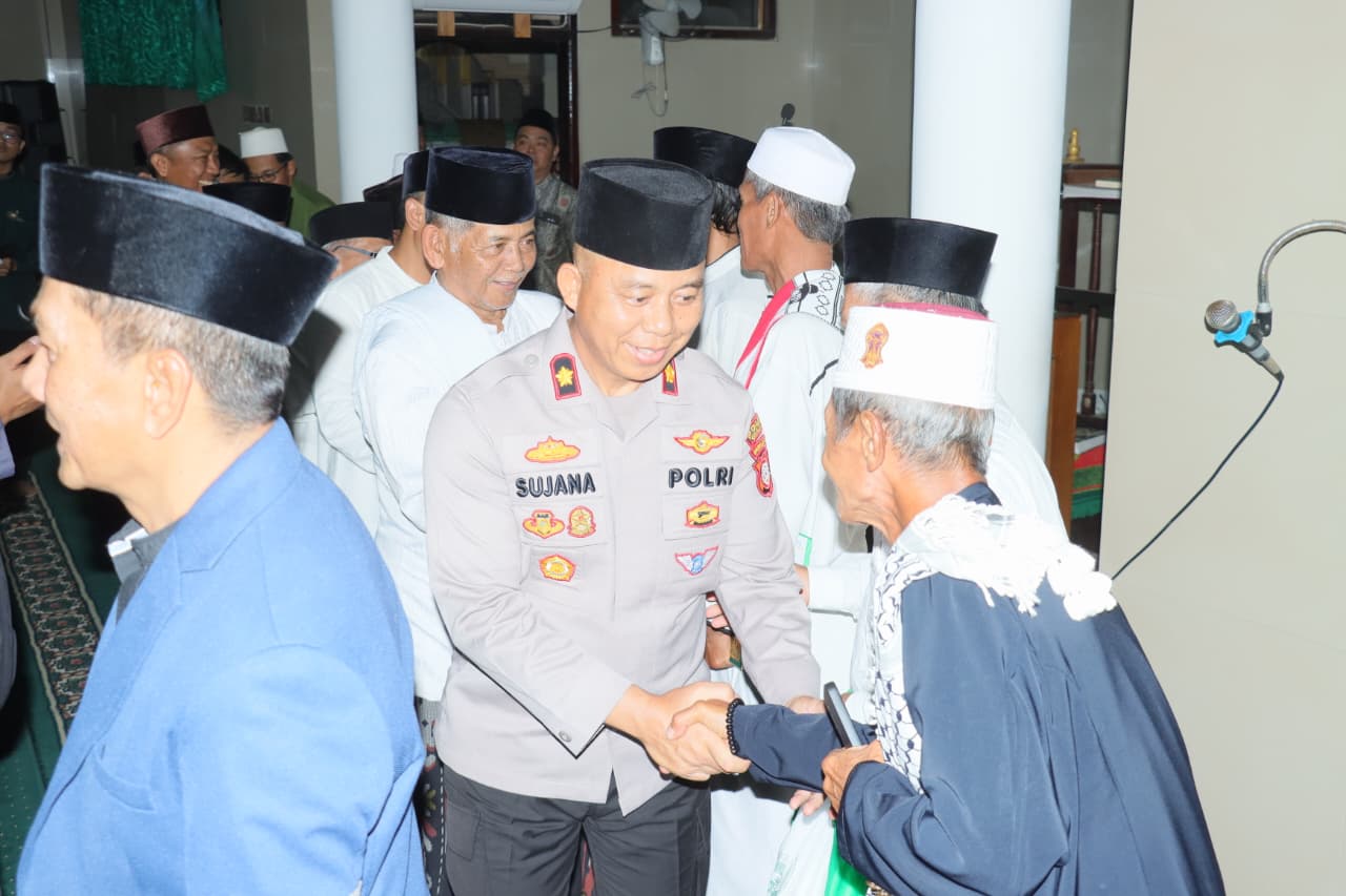 Wakapolres Ciamis Bareng Forkopimda Ciamis Tarawih Keliling di Eks Kewedanan Banjarsari