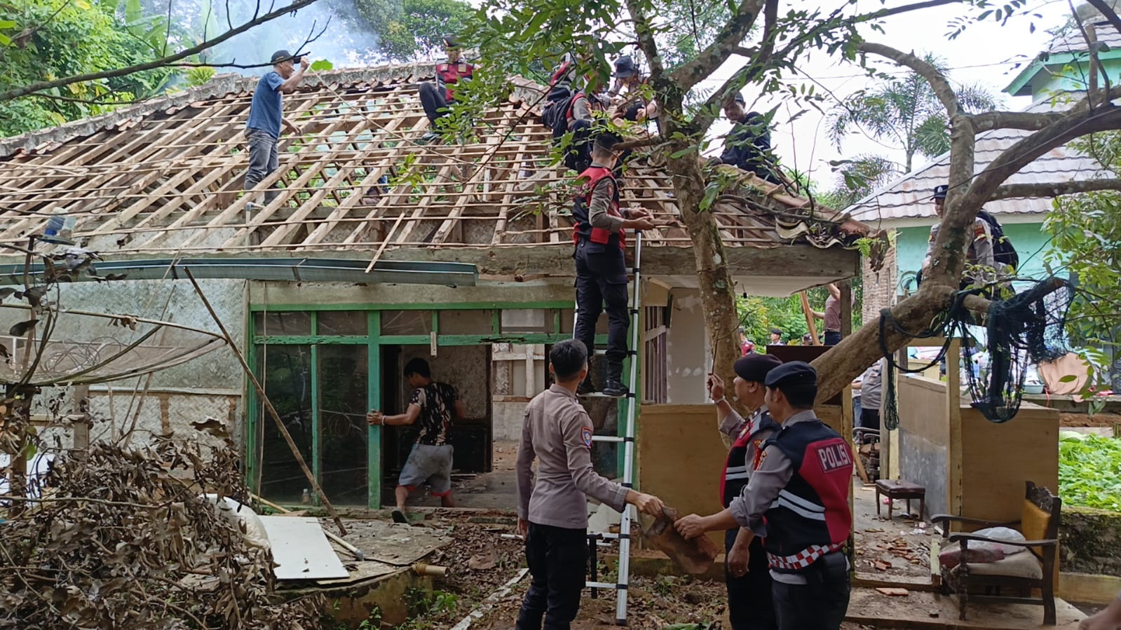 Polres Ciamis Kawal Pembongkaran Rutilahu di Winduraja, Wujud Nyata Kepedulian dan Pengabdian kepada Masyarakat