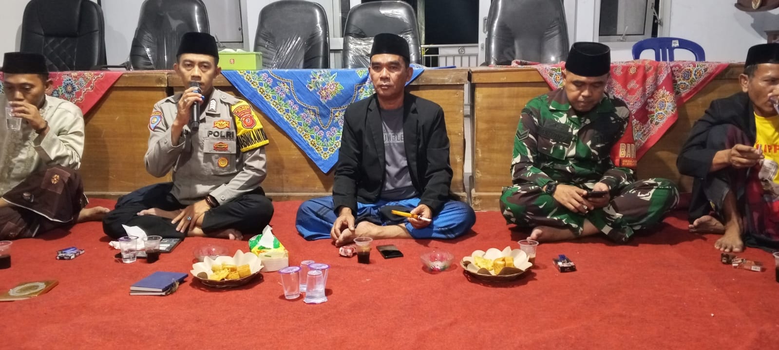 Polsek Cikoneng Polres Ciamis Hadiri Tawasul Rutin Bersama Warga di Kantor Desa Gegempalan