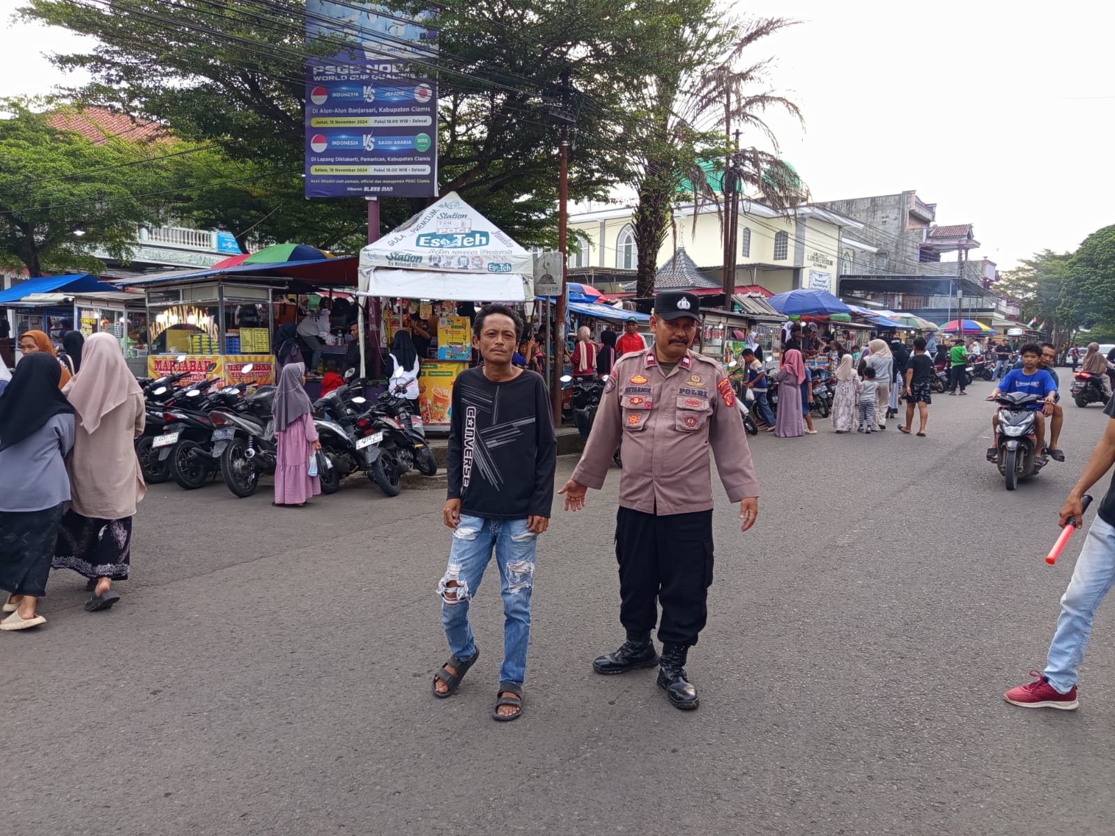 Polsek Pamarican Polres Ciamis Patroli Dialogis Beri Keamanan Warga Saat Ngabuburit
