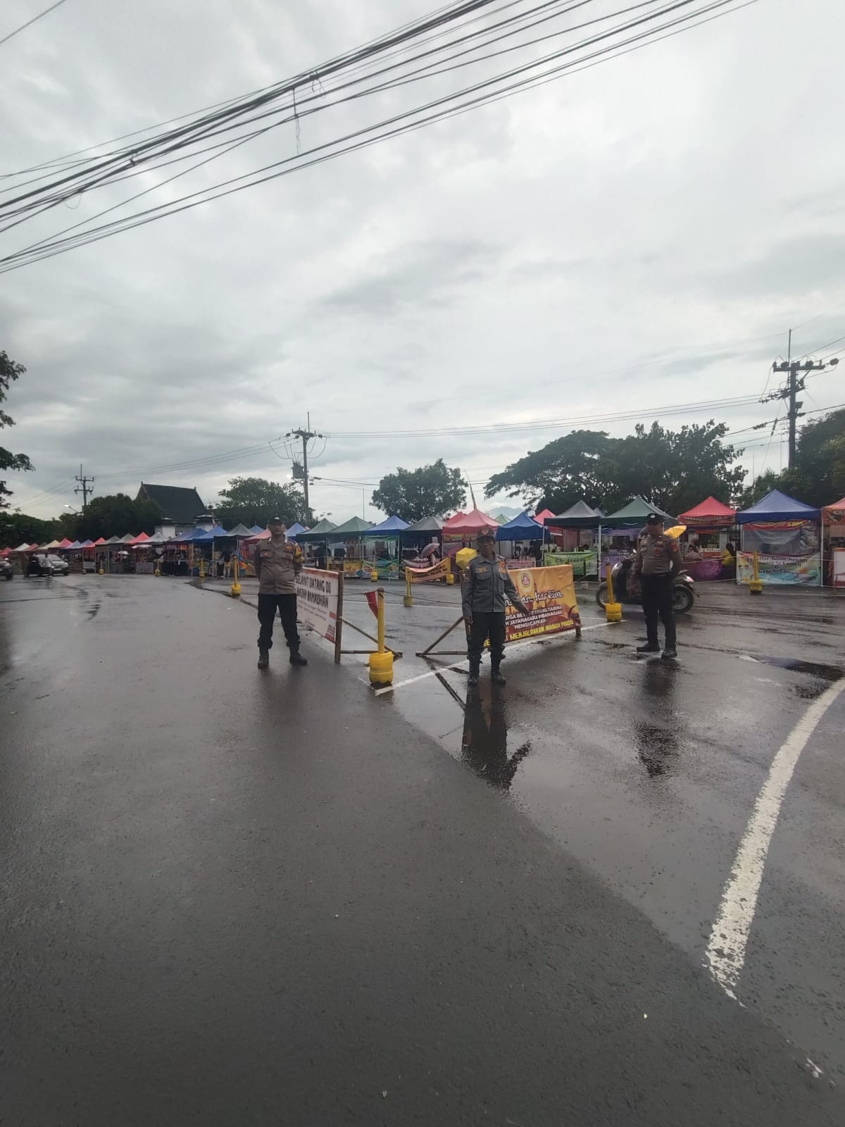 Polsek Ciamis Polres Ciamis Patroli Pengamanan Ke Lokasi Keramaian Warga Saat Waktu Ngabuburit