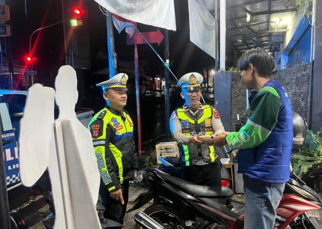 Satlantas Polres Sukabumi Patroli Saur Bagi Nasi Kotak Ke Warga
