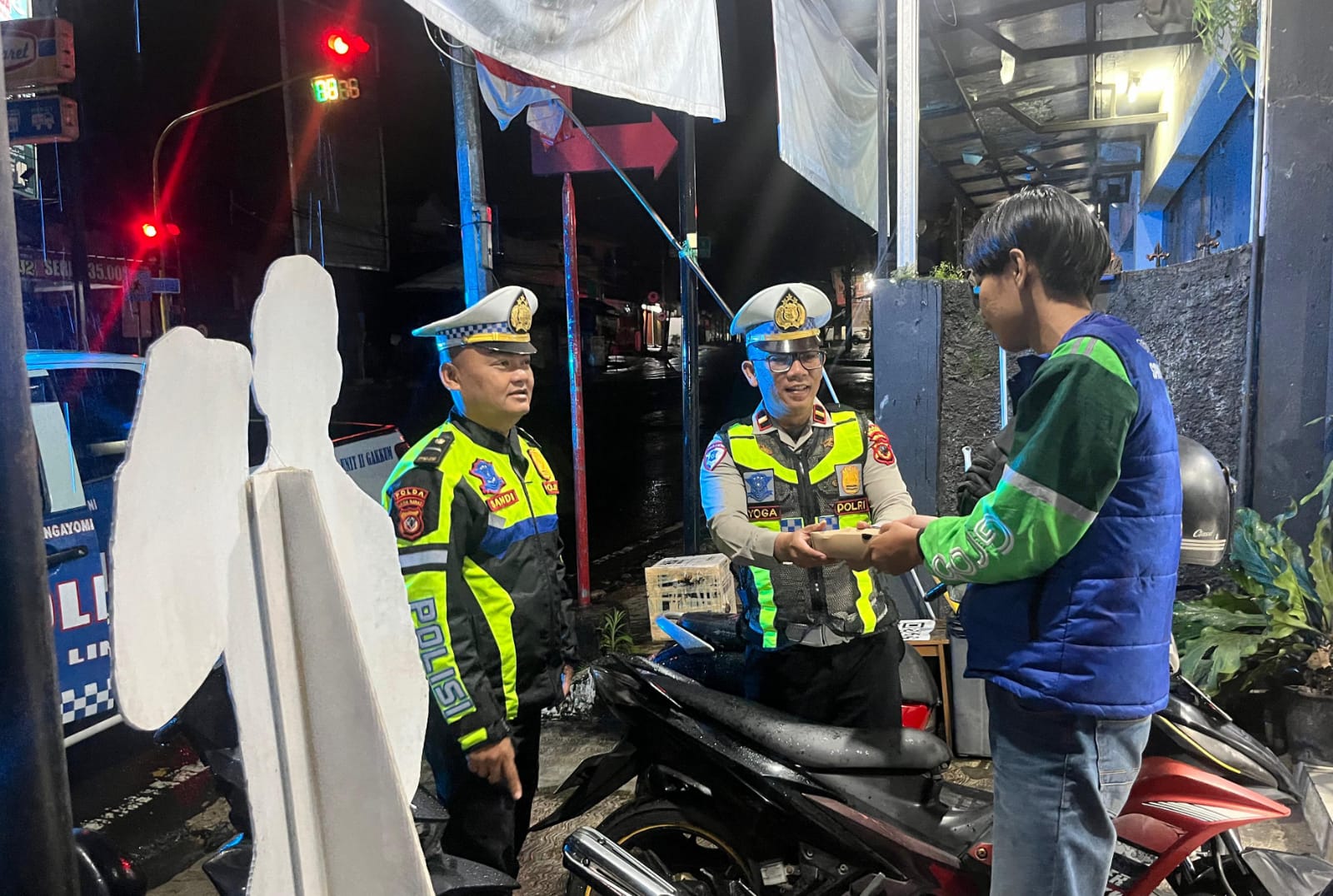 Satlantas Polres Sukabumi Patroli Saur Bagi Nasi Kotak Ke Warga