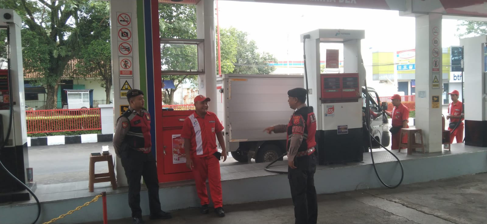 Humanis, Pasukan Patroli Roda 4 Polres Ciamis Datangi Obvit SPBU Simpang Aren