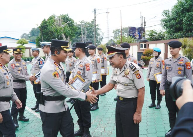 Upacara Kenaikan Pangkat Ipda Suharja, Diiringi Pemberian Penghargaan bagi 18 Personel Polres Karawang