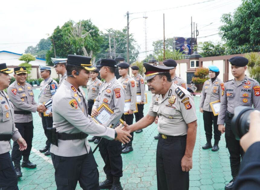 Upacara Kenaikan Pangkat Ipda Suharja, Diiringi Pemberian Penghargaan bagi 18 Personel Polres Karawang