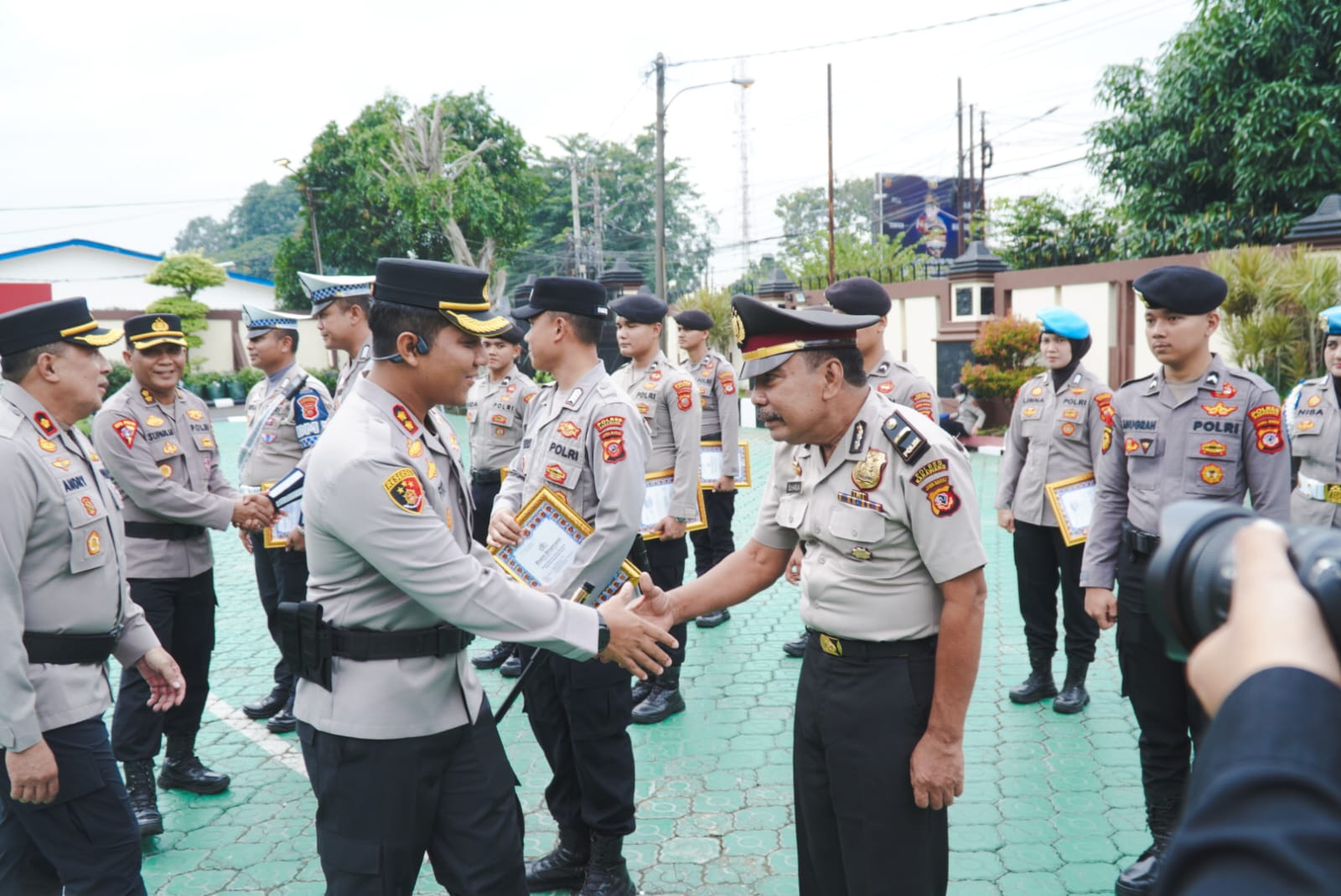 Upacara Kenaikan Pangkat Ipda Suharja, Diiringi Pemberian Penghargaan bagi 18 Personel Polres Karawang