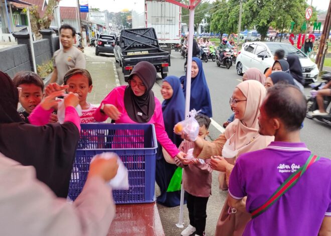 Berbagi Di Bulan Penuh Berkah, Puluhan Bahkan Ratusan Takjil Dibagikan Polsek Kawali ke Pengguna Jalan