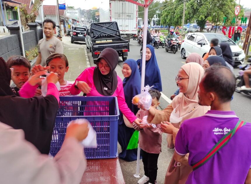 Berbagi Di Bulan Penuh Berkah, Puluhan Bahkan Ratusan Takjil Dibagikan Polsek Kawali ke Pengguna Jalan
