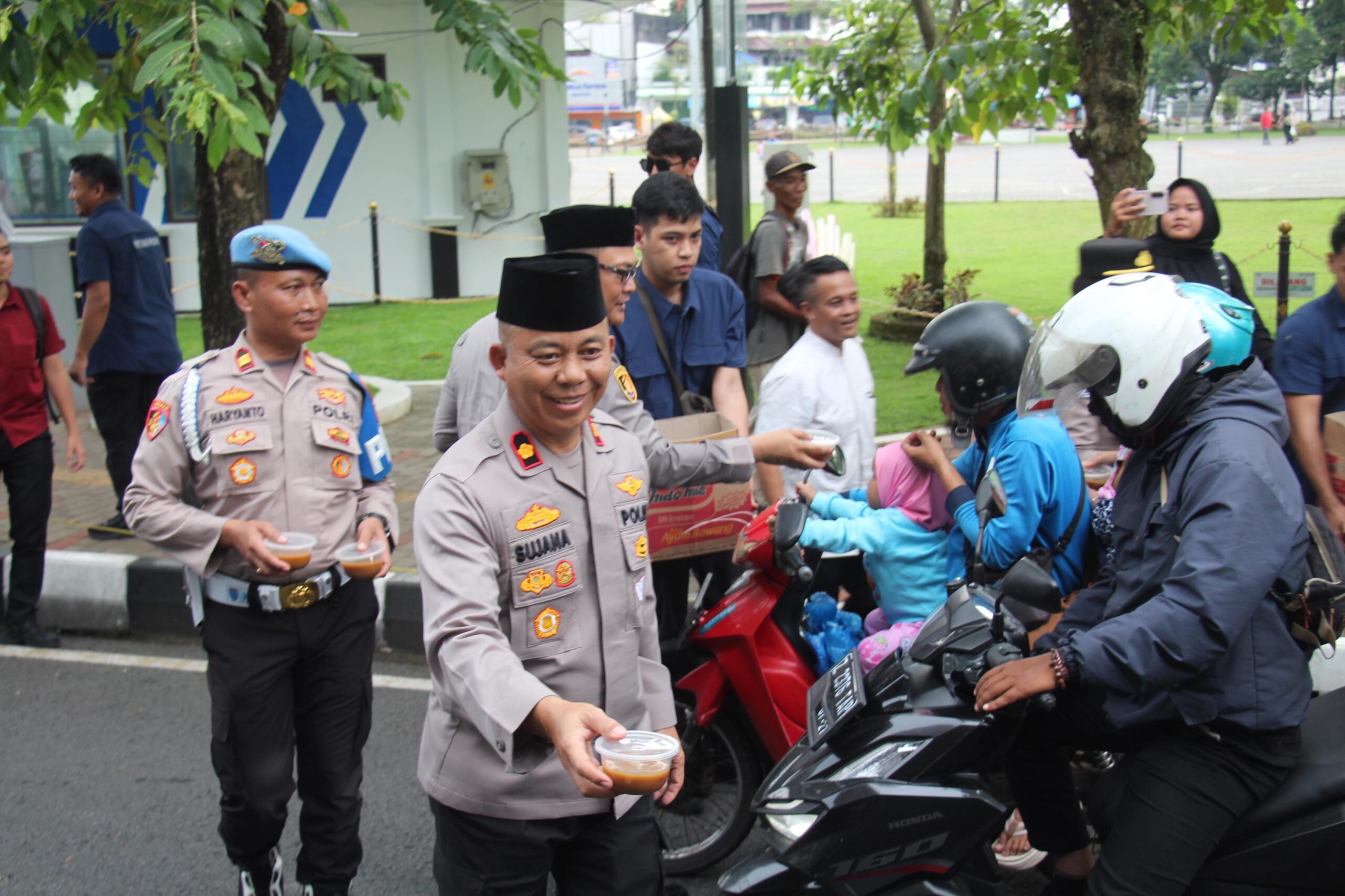 Kapolres Ciamis Turun Langsung Bagikan Takjil, Tegaskan Peran Humanis Polri dan Sinergi dengan Mahasiswa