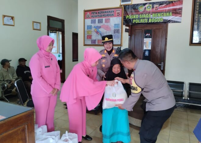 POLISI BAIK, Giat Menyalurkan Pembagian Bantuan Sembako, Kapolsek Megamendung Polres Bogor Kepada Warga Lansia Dan Kaum Dhuafa Kecamatan Megamendung