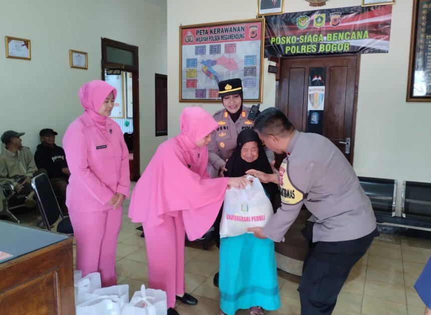 POLISI BAIK, Giat Menyalurkan Pembagian Bantuan Sembako, Kapolsek Megamendung Polres Bogor Kepada Warga Lansia Dan Kaum Dhuafa Kecamatan Megamendung