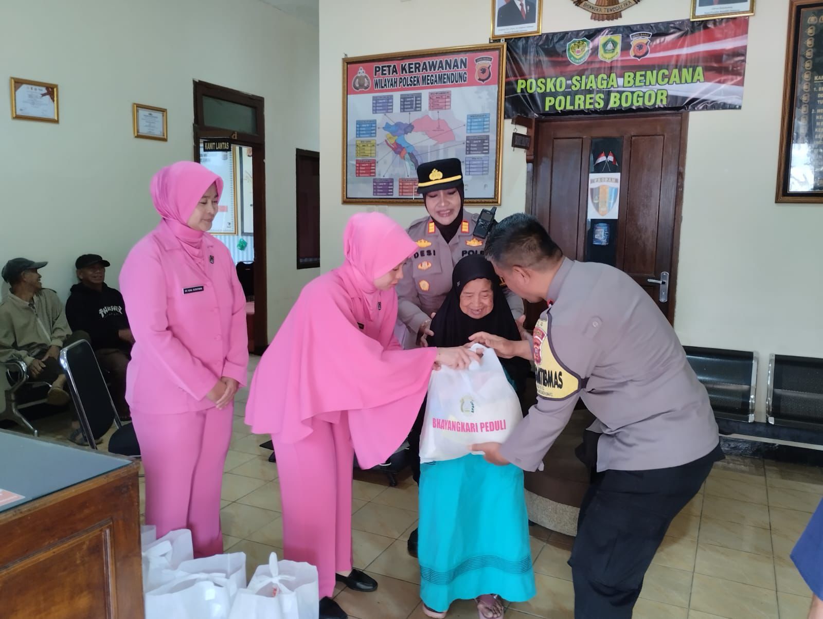 POLISI BAIK, Giat Menyalurkan Pembagian Bantuan Sembako, Kapolsek Megamendung Polres Bogor Kepada Warga Lansia Dan Kaum Dhuafa Kecamatan Megamendung