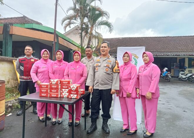 “Polsek Cibadak dan Bhayangkari Berbagi Takjil, Wujud Kepedulian di Bulan Ramadan”
