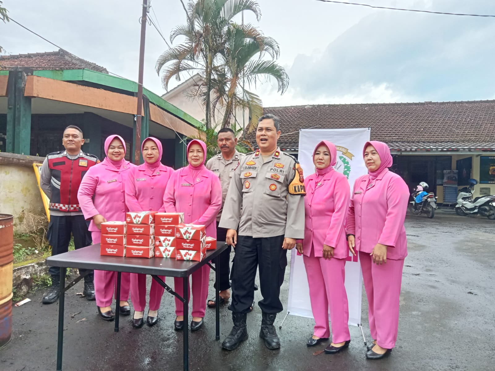 “Polsek Cibadak dan Bhayangkari Berbagi Takjil, Wujud Kepedulian di Bulan Ramadan”