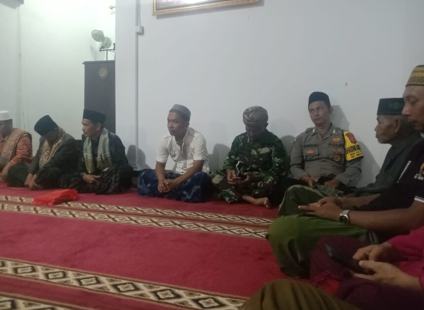 Bhabinkamtibmas Desa Sukamanah Hadiri Tarawih Keliling, Pererat Silaturahmi dan Jaga Kamtibmas Tetap Kondusif
