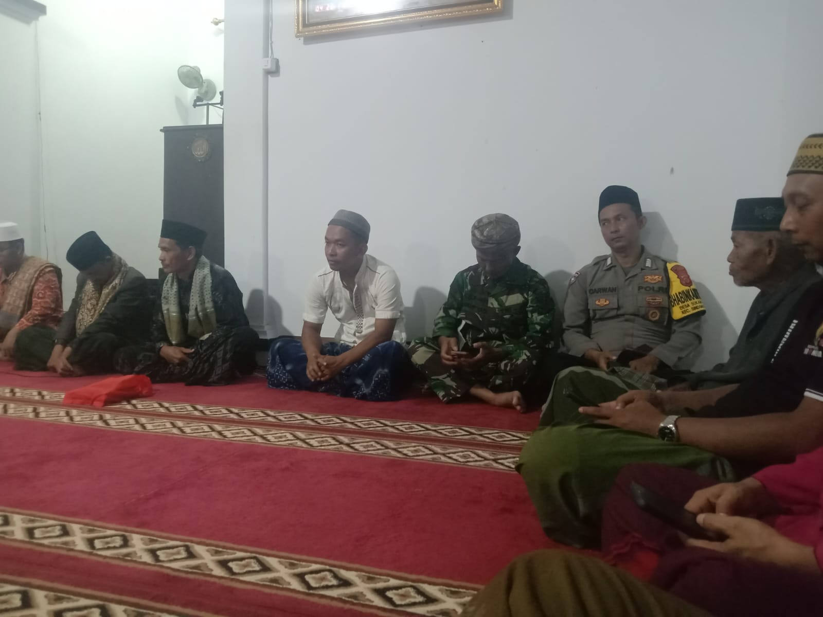 Bhabinkamtibmas Desa Sukamanah Hadiri Tarawih Keliling, Pererat Silaturahmi dan Jaga Kamtibmas Tetap Kondusif