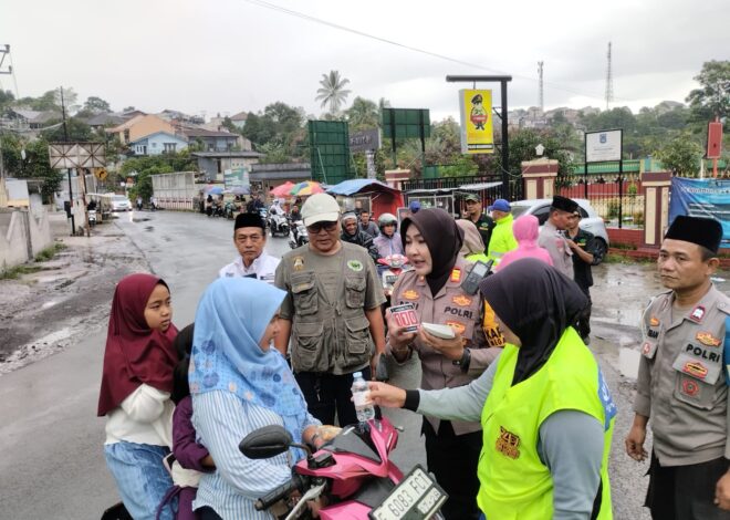“Kapolsek Megamendung Bagikan Takjil dan Stiker 110, Ajak Warga Jaga Kamtibmas Selama Ramadhan”