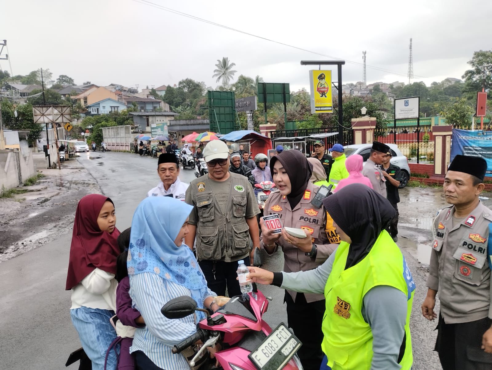 “Kapolsek Megamendung Bagikan Takjil dan Stiker 110, Ajak Warga Jaga Kamtibmas Selama Ramadhan”