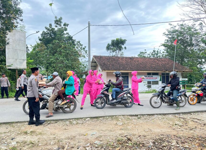 Indahnya Berbagi di Bulan Suci, Kapolsek Pangkalan Bersama Ibu Bhayangkari dan Personel Bagikan Takjil dan Santuni Anak Yatim