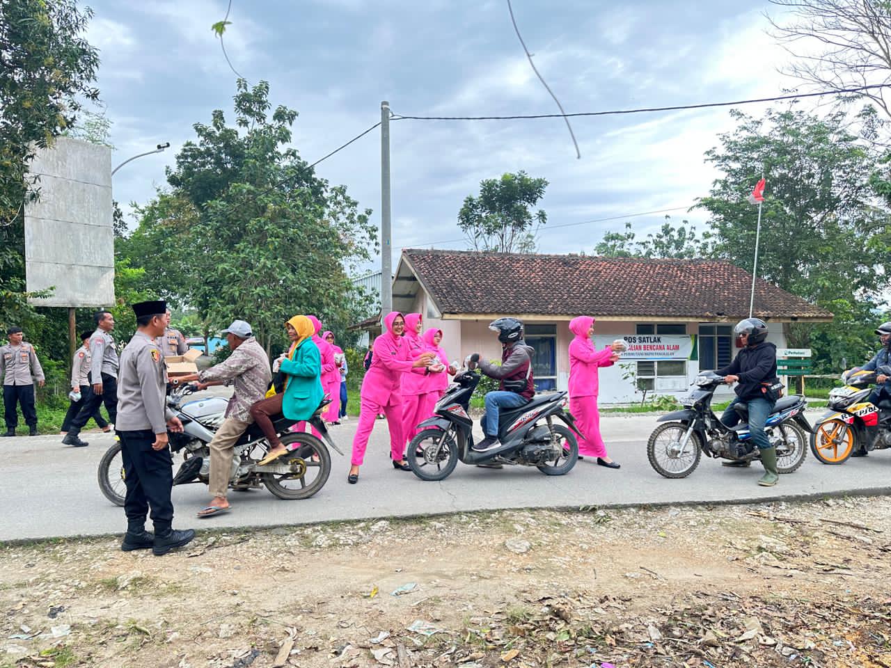 Indahnya Berbagi di Bulan Suci, Kapolsek Pangkalan Bersama Ibu Bhayangkari dan Personel Bagikan Takjil dan Santuni Anak Yatim