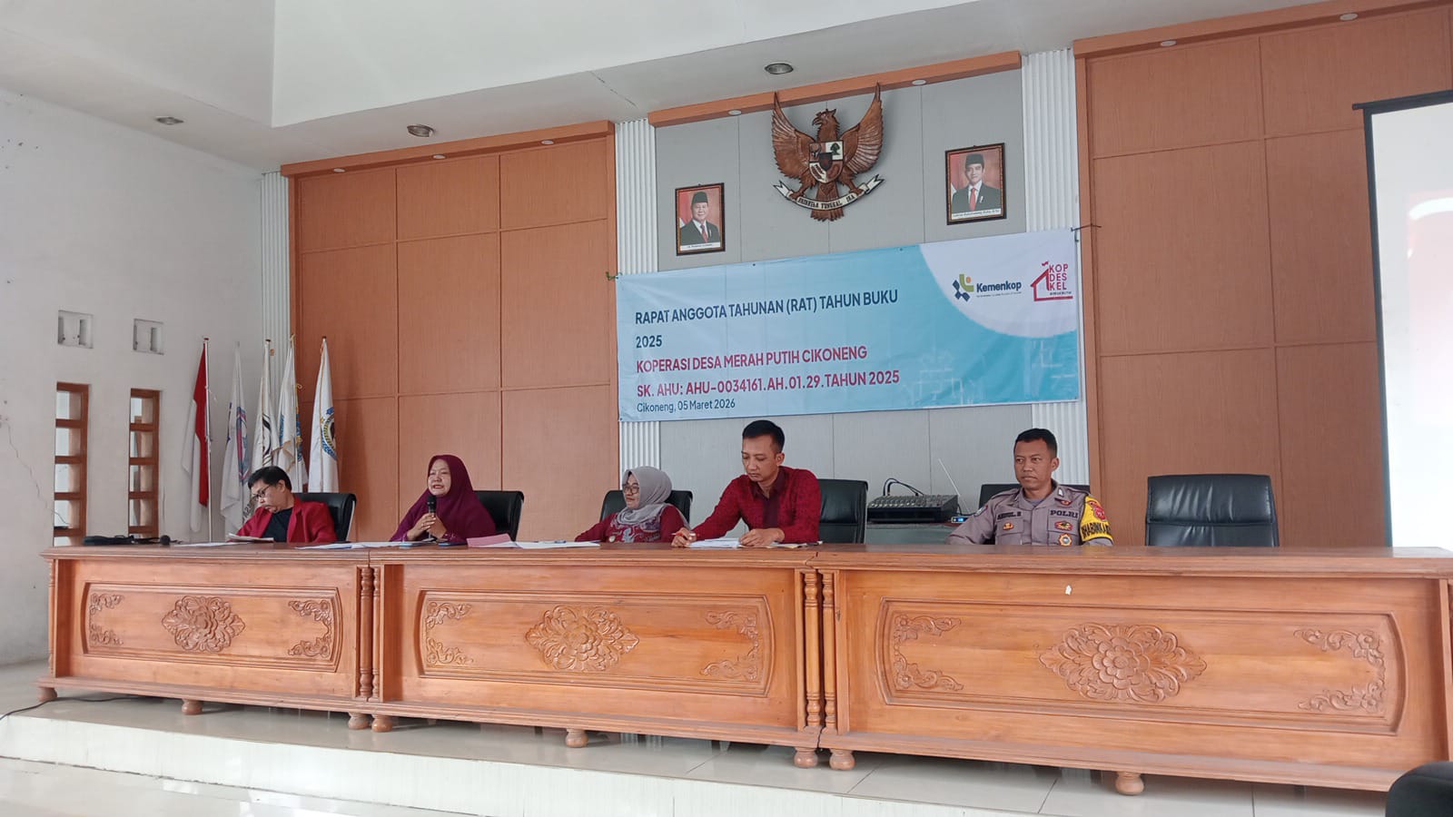 Polsek Cikoneng Hadiri Rapat Anggota Tahunan Koperasi Desa Merah Putih, Perkuat Peran Kepolisian dalam Pembinaan Kamtibmas