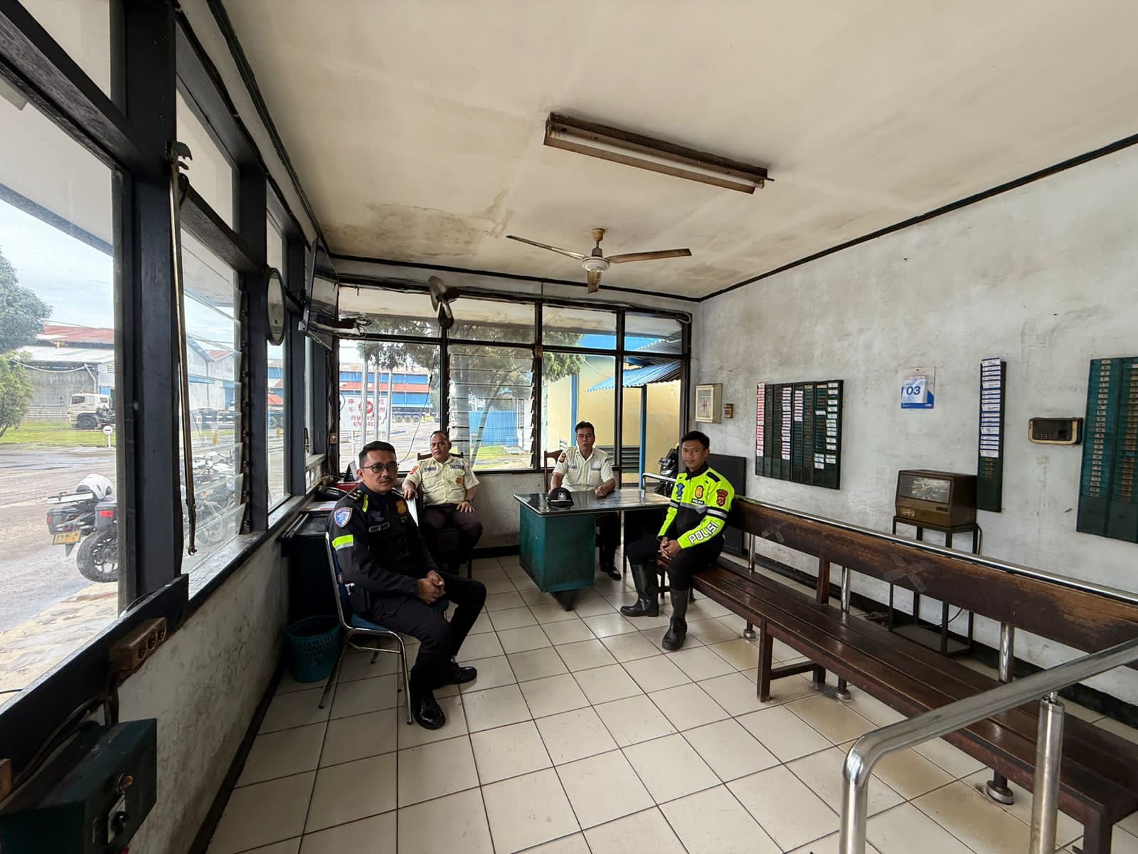 Polantas Menyapa, Ajak Security Kawasan Indotaisei melalui Sosialisasi Tertib Berlalu Lintas