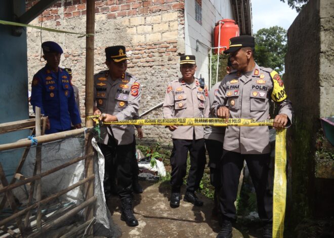 Kapolres Sukabumi Tinjau Lokasi Pergeseran Tanah di Bantargadung, Salurkan Bantuan untuk Pengungsi