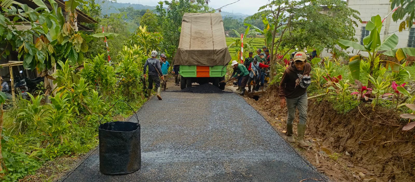 Akses Warga Makin Lancar, TMMD Ke-127 Hotmix Jalan 300 Meter di Parakanlima.